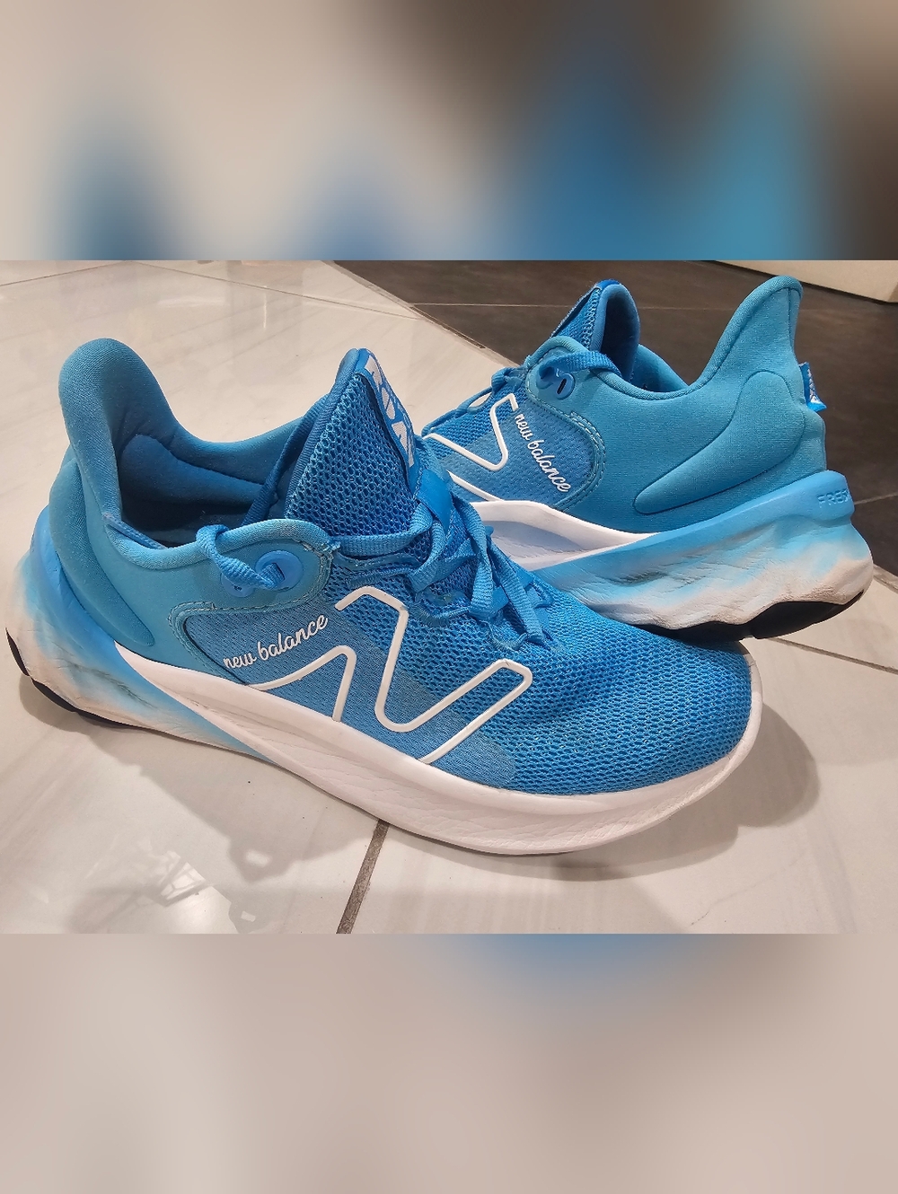 New Balance Fresh Foam Roav Womens Bright Blue Mesh Athletic Sneakers Size 8.5